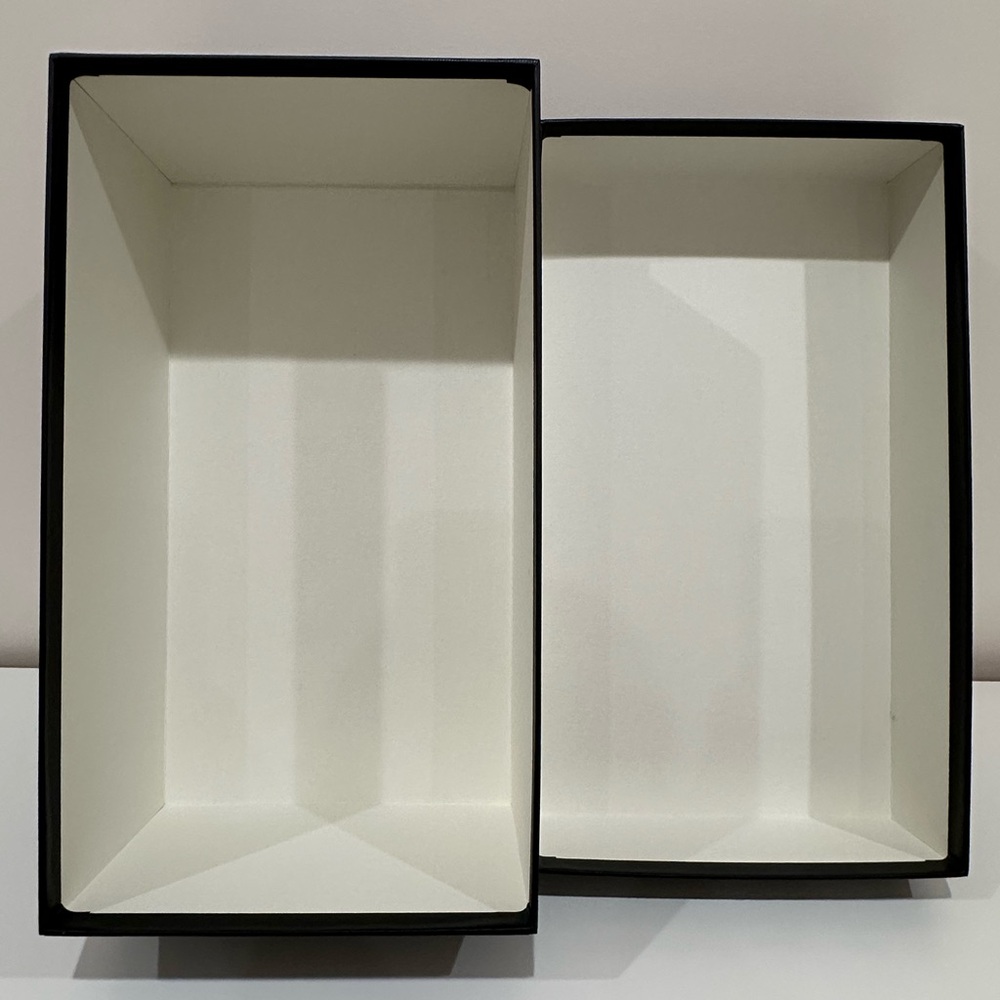 Gucci white&black shoe box with 2 dust bags, tissue/shoe stuffing papers & card - Picture 11 of 13